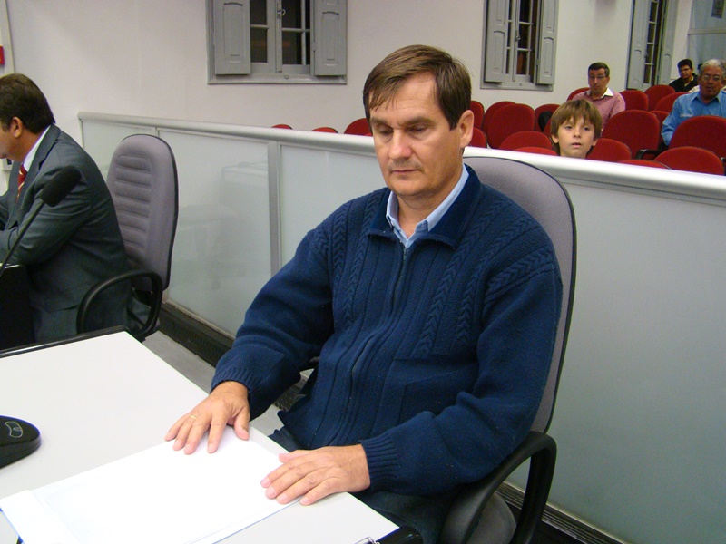 Carlos Trigo pede gratificação a coveiros e auxiliares